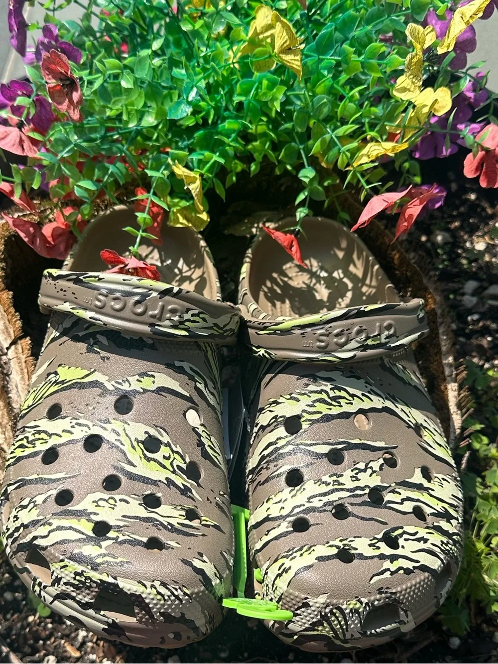 New Men’s Crocs Classic Jungle Camo Clog with Neon Green Highlights Size 11